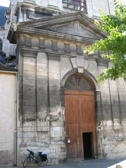  Entrée de l'église (place Vauluisant)